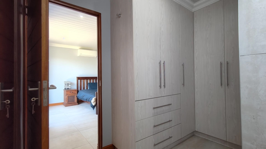 4 Bedroom Property for Sale in Outeniquasbosch Western Cape